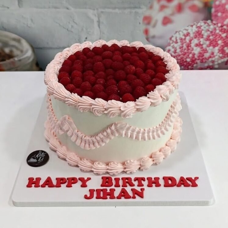 Raspberry topping retro cake